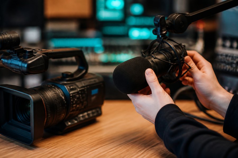 Studioatmosphäre Bürgermedien: Mikrofon und Kamera – Symbolbild zum BVBM-Bürgermedienpreis 2026